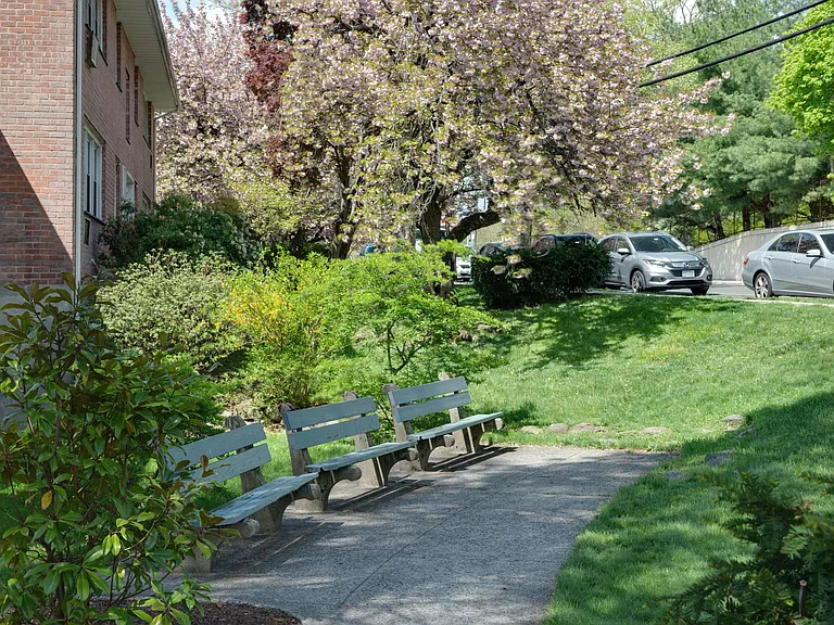 Crestwood Lake Apartments — Photo 15
