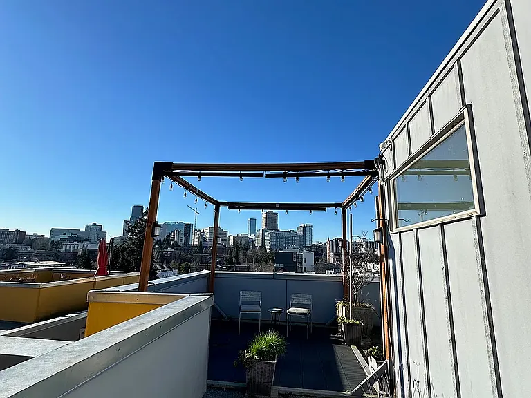 1406 E Spring St — Photo 9