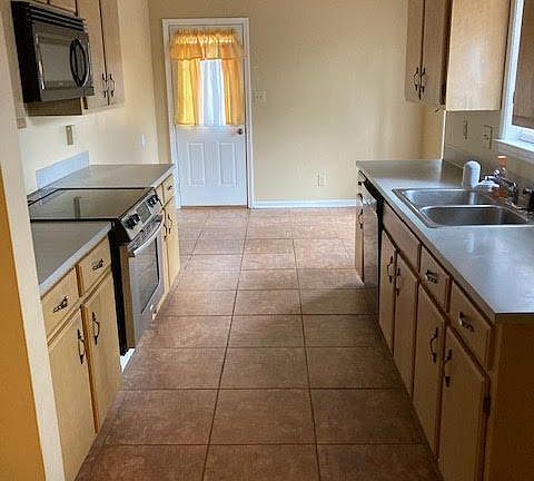 4th image of 660 Chatsworth Dr