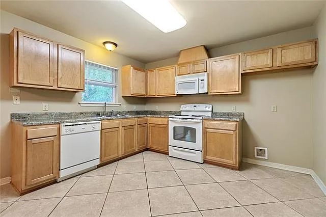 3 bed, 2.0 bath, 1800 sqft, $1,750 — Photo 3