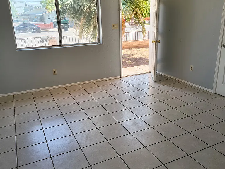 1370 W 1st St — Photo 5