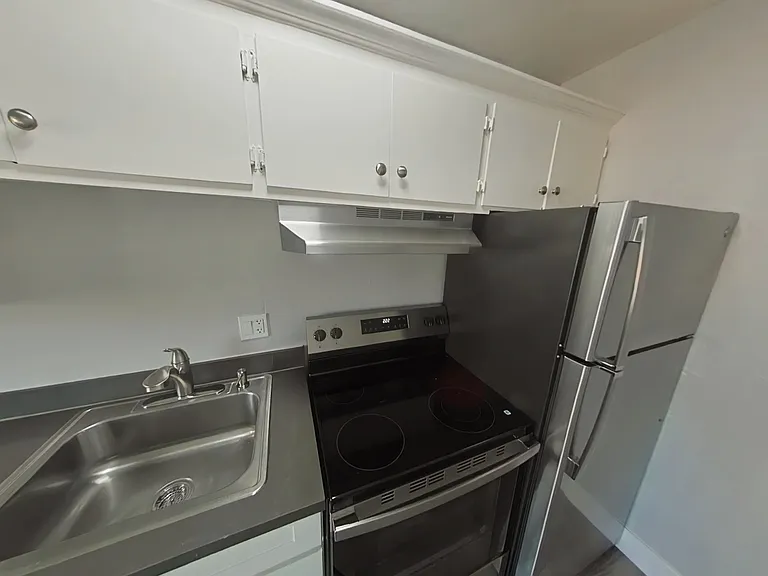 401 E Poplar Avenue — Photo 5