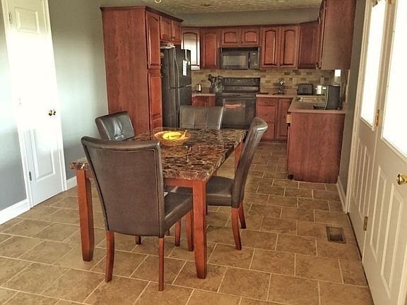 3rd image of 214 General Cleburn Dr