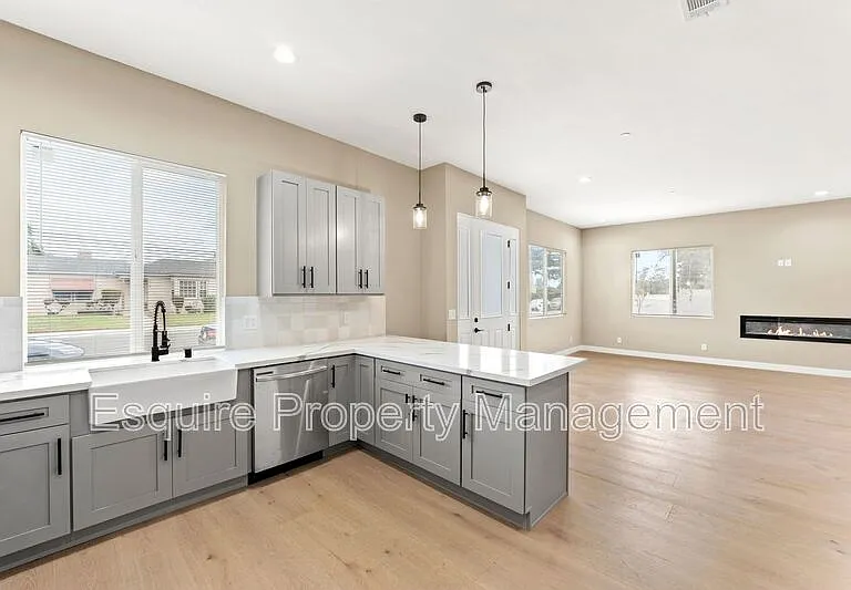 545 Carty Dr — Photo 12