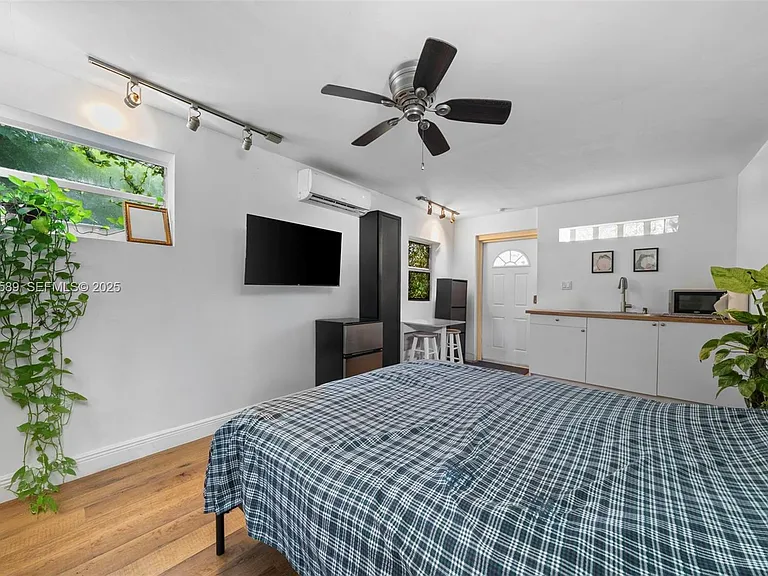 555 NE 73rd St — Photo 29