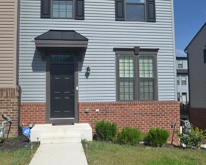 1015 Rampart Dr — Photo 2