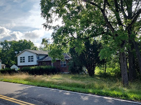 2nd image of 6060 Lakewood Rd
