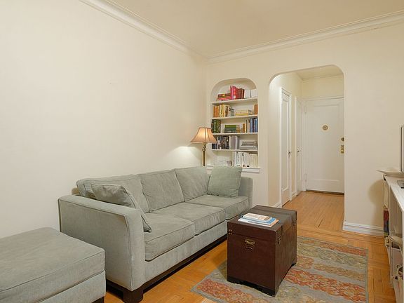 3rd image of 601 Pelham Pkwy N APT 412