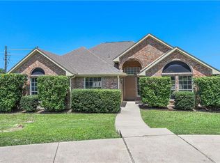 941 Royal Oaks Dr, Lewisville, TX 75067