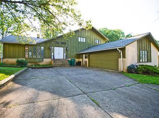 6484 Tanglewood Ln, Seven Hills, OH 44131