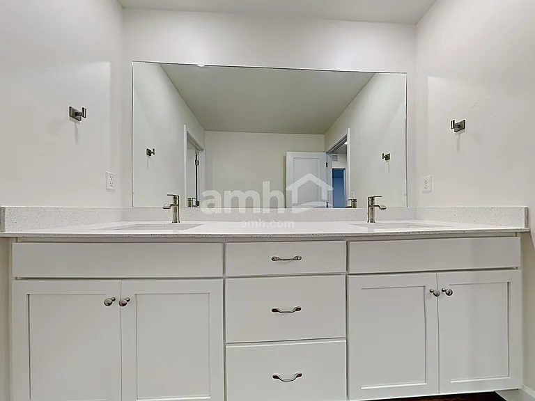 981 N Barkvine Ave — Photo 19