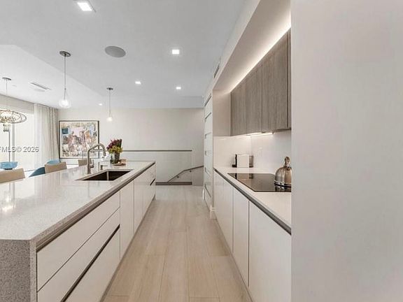 5th image of 515 NE 38th St