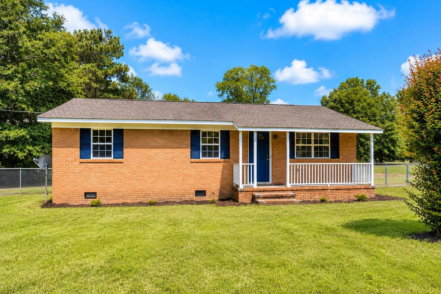 3 bed, 1.0 bath, 1018 sqft, $1,250 — Photo 1