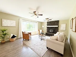 450 NE Riverhill Dr — Photo 9