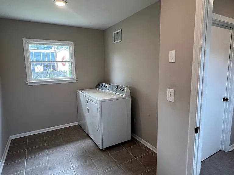 2725 Greendale Ave — Photo 14