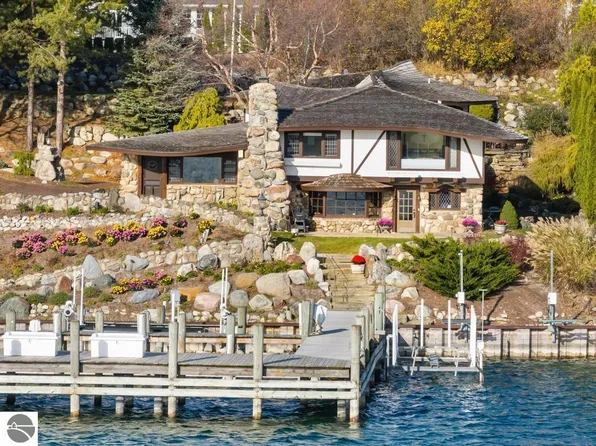 1 Thistle Downs Dr, Charlevoix, MI 49720