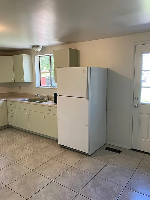 3 bed, 1.5 bath, 1400 sqft, $2,100 — Photo 2