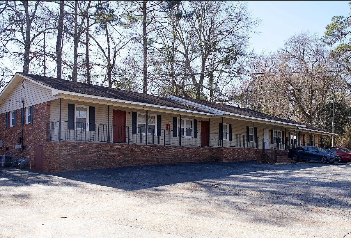 3 bed, 1400 sqft, $1,200 — Photo 2