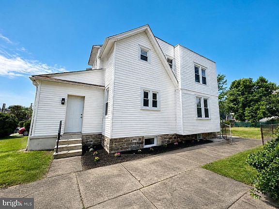 2nd image of 426 Arbor Rd