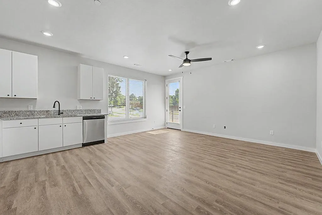 845 N Rupple Rd — Photo 1