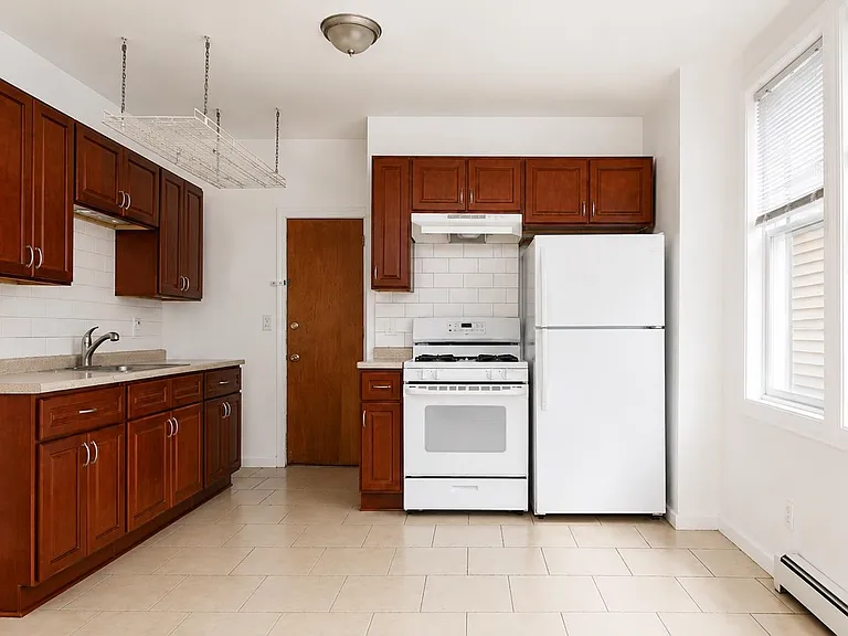 291 Linden Ave — Photo 2