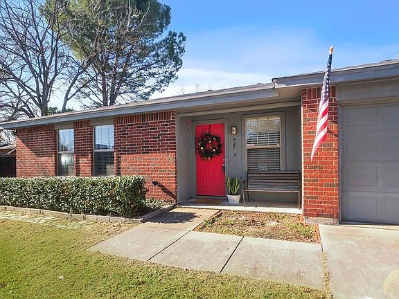 3rd image of 927 Bourland Dr