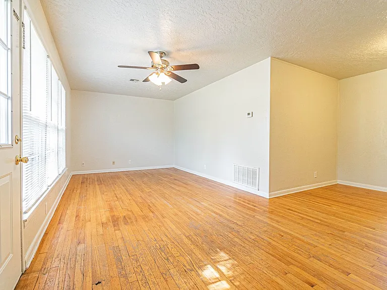 1510 Huntington Way — Photo 11