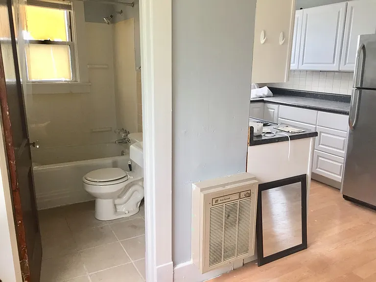 211 W Pierce St — Photo 2