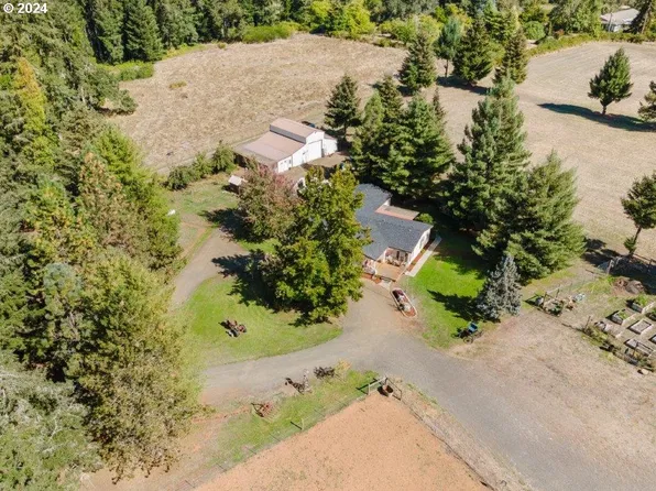 219 Indian Bend Rd, Umpqua, OR 97486