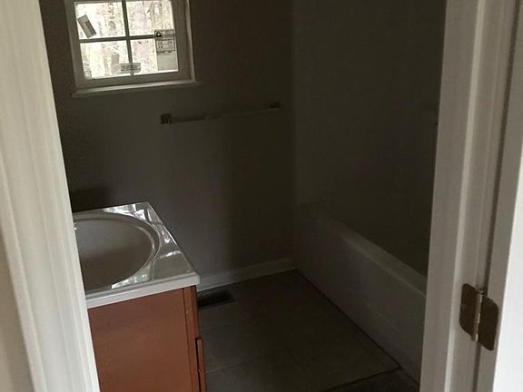 5th image of 5050 S Montgomery St