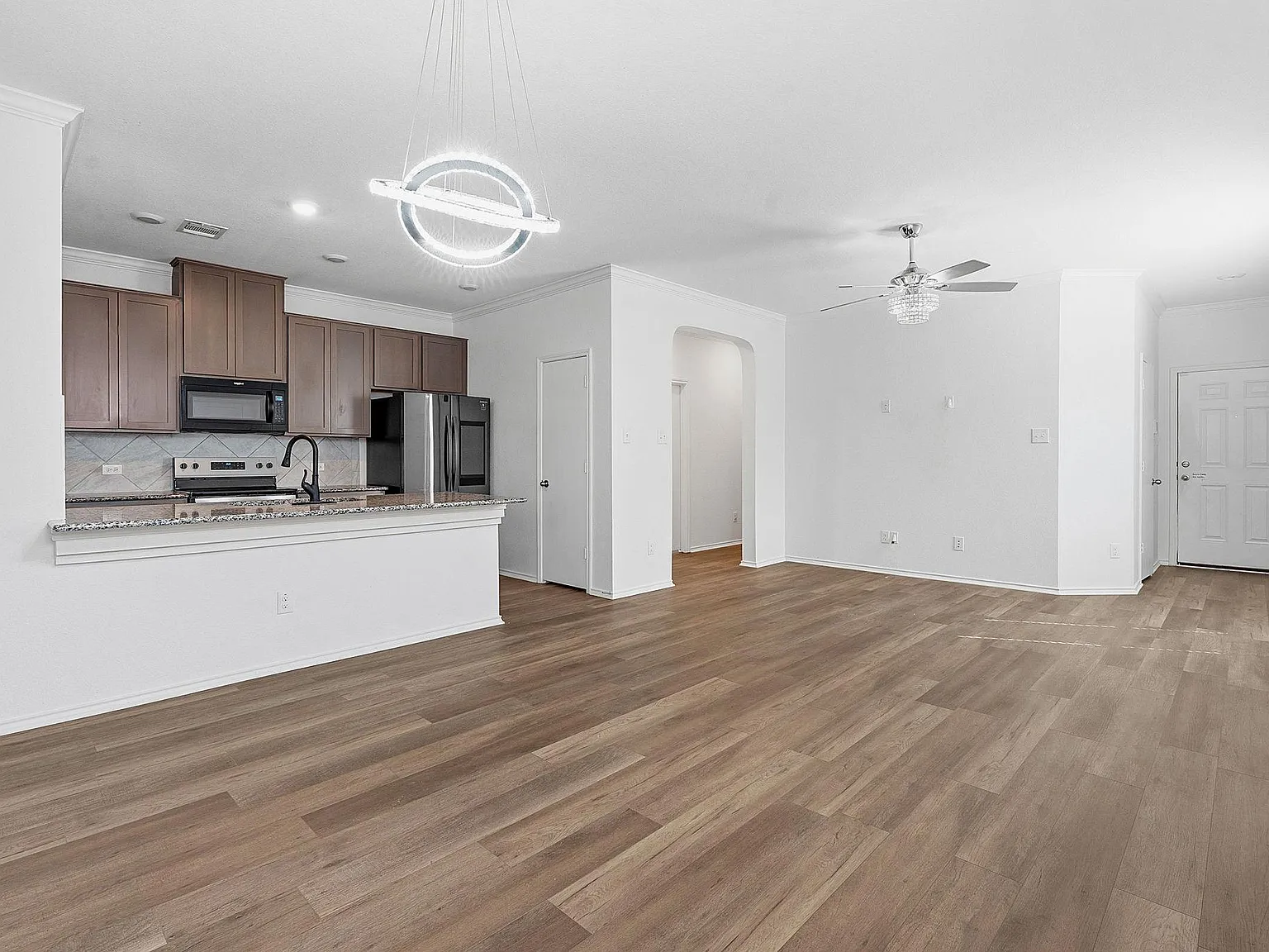 3 bed, 2.0 bath, 1352 sqft, $1,790 — Photo 3