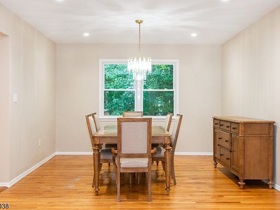 4th image of 11 Southview Rd