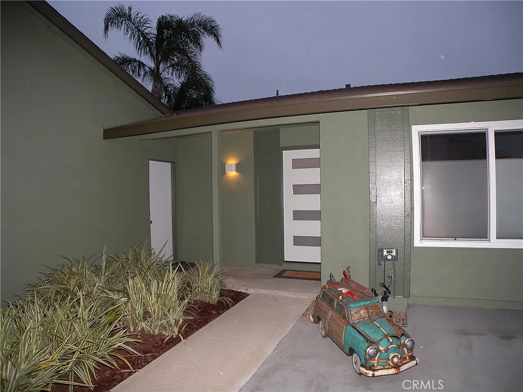 3 bed, 1110 sqft, $4,850 — Photo 3