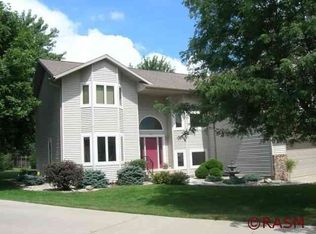 815 Meadowlark Ln, Saint Peter, MN 56082