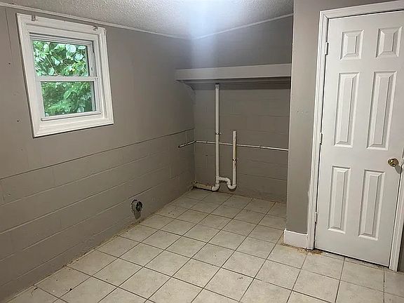 4th image of 284 W Wood St
