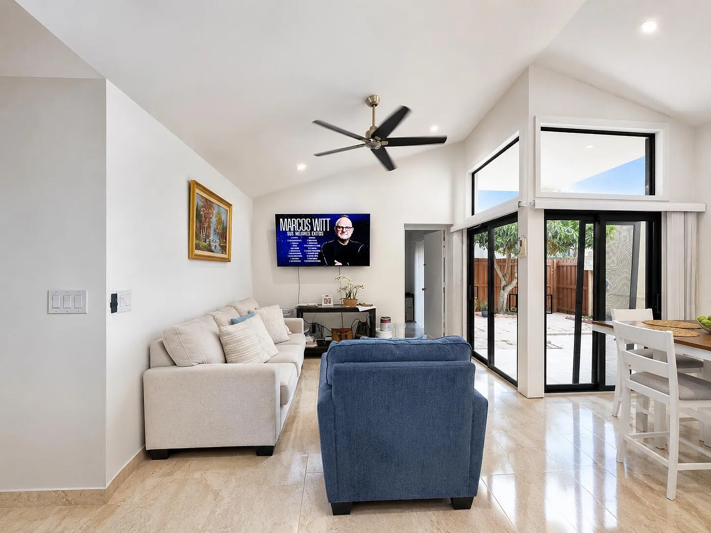 2 bed, 2.0 bath, 910 sqft, $2,300 — Photo 2