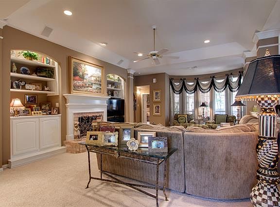 3rd image of 8425 Parkdale Dr