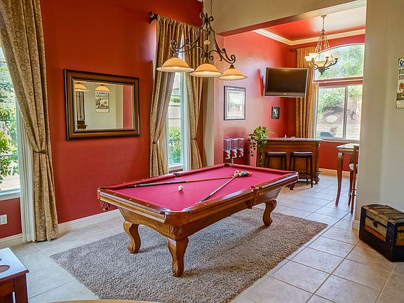 Formal living/ dining rm