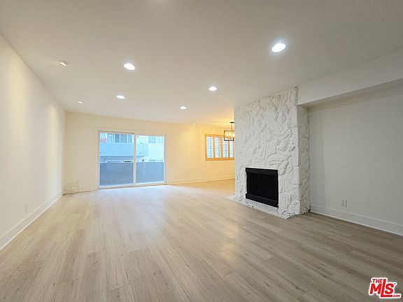 3rd image of 1262 S Barrington Ave APT 204