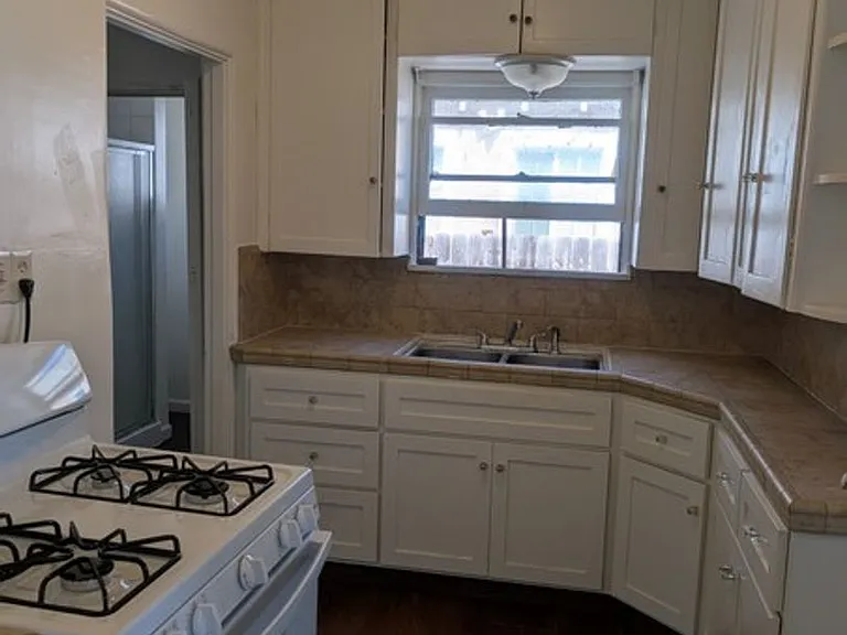 301 E Fesler St — Photo 7