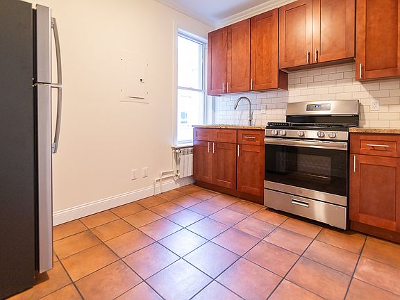 5th image of 296 Eckford St APT 4