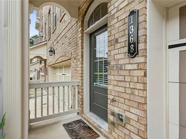1368 Live Oak Ln — Photo 2