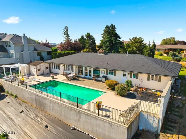 4204 Scenic Dr, Yakima, WA 98908