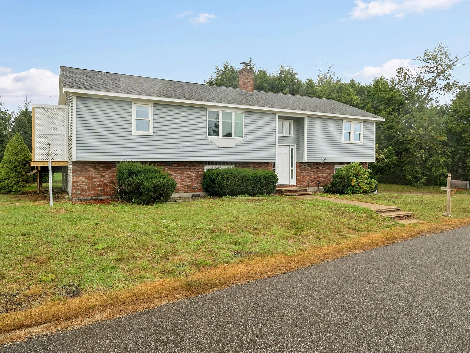 3 bed, 2.5 bath, 2588 sqft, $3,300 — Photo 2