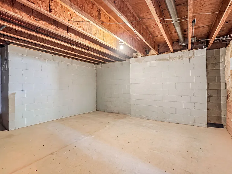 327 Allens Ln — Photo 28