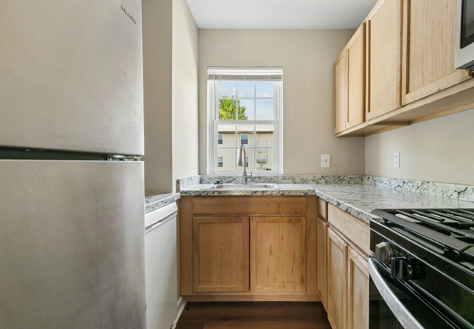 2 bed, 1.5 bath, 815 sqft, $1,600 — Photo 4