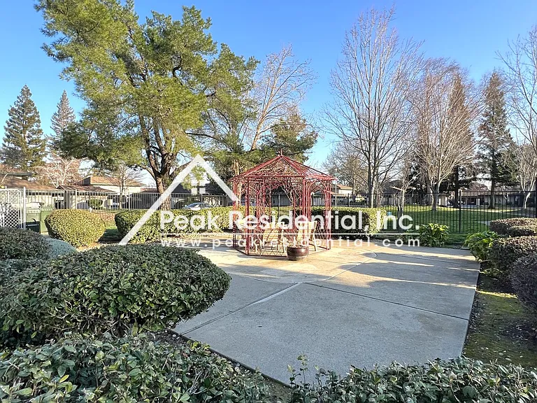 504 Roundtree Ct — Photo 25