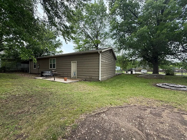 537 E Allen St — Photo 22