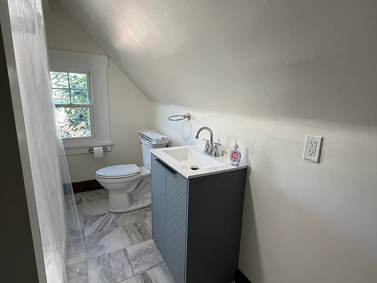 Third floor full bathroom