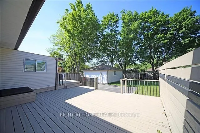 580 Taplow Cres — Photo 16